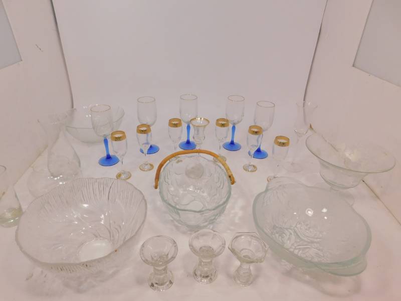 lot 69 image: Lot of Vintage Collectable Glassware