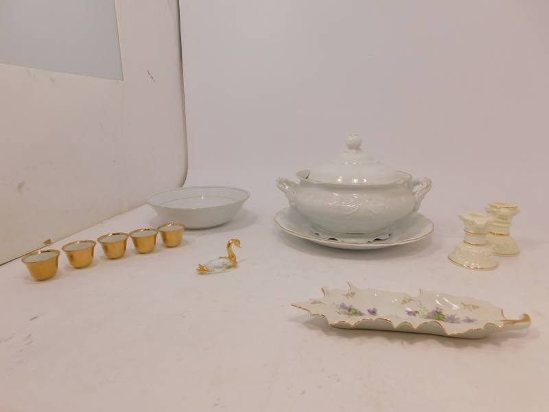 lot 70 image: Lot of Vintage Collectable Glassware