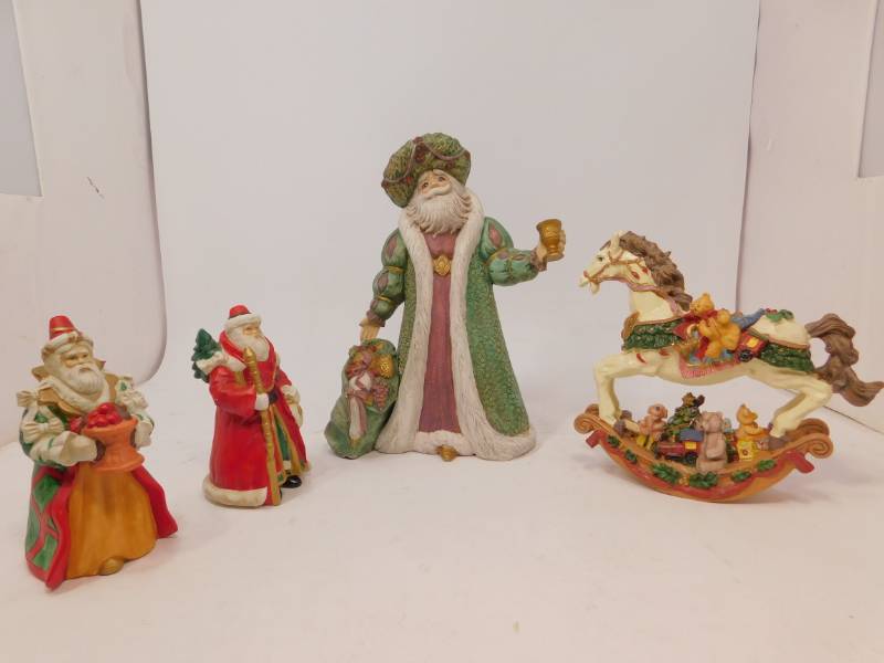lot 73 image: Christmas Items