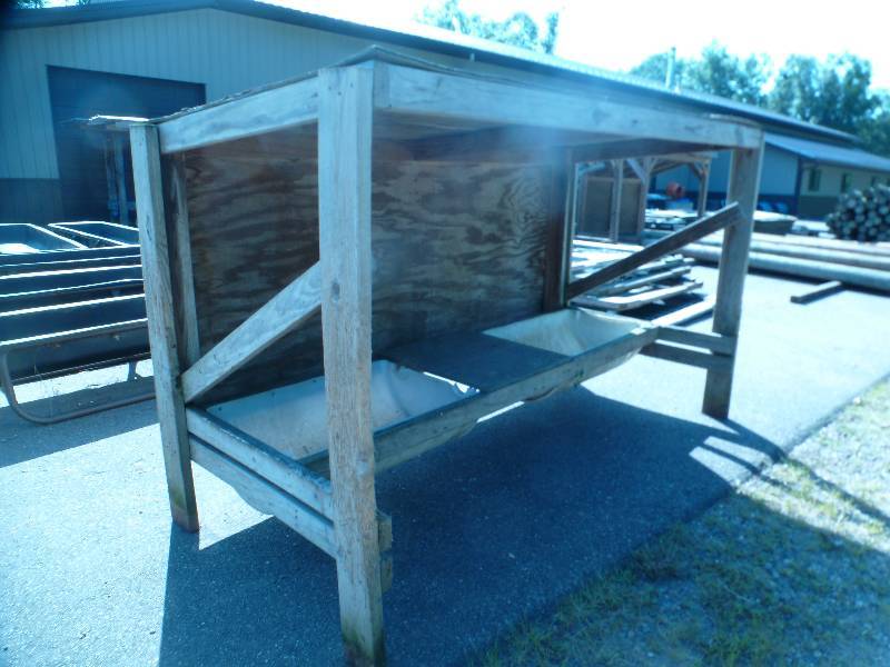 lot 20 image: Deer Feeder