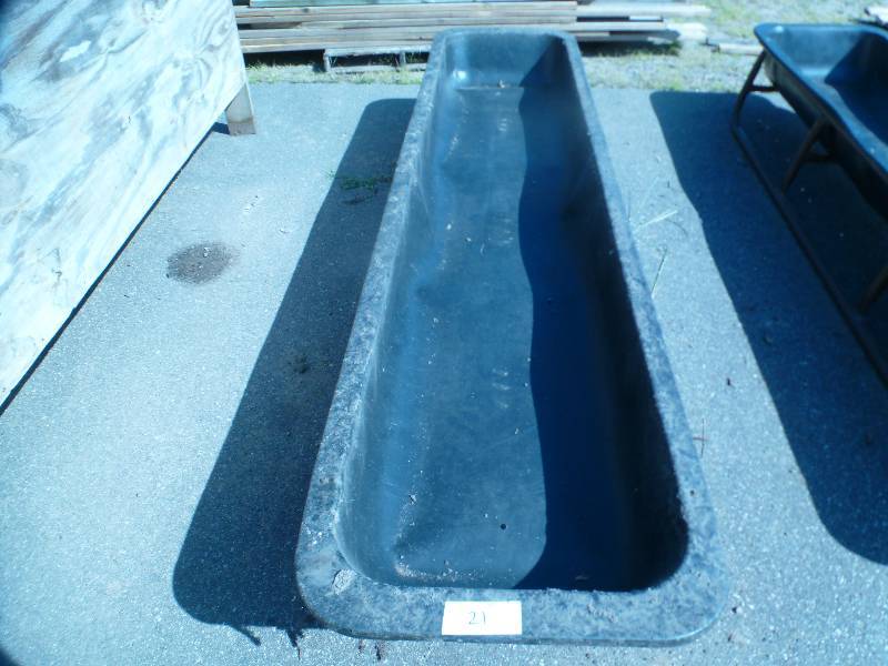 lot 21 image: 10 Bunk Feeder