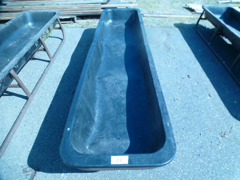 lot 22 image: 10 Bunk Feeder