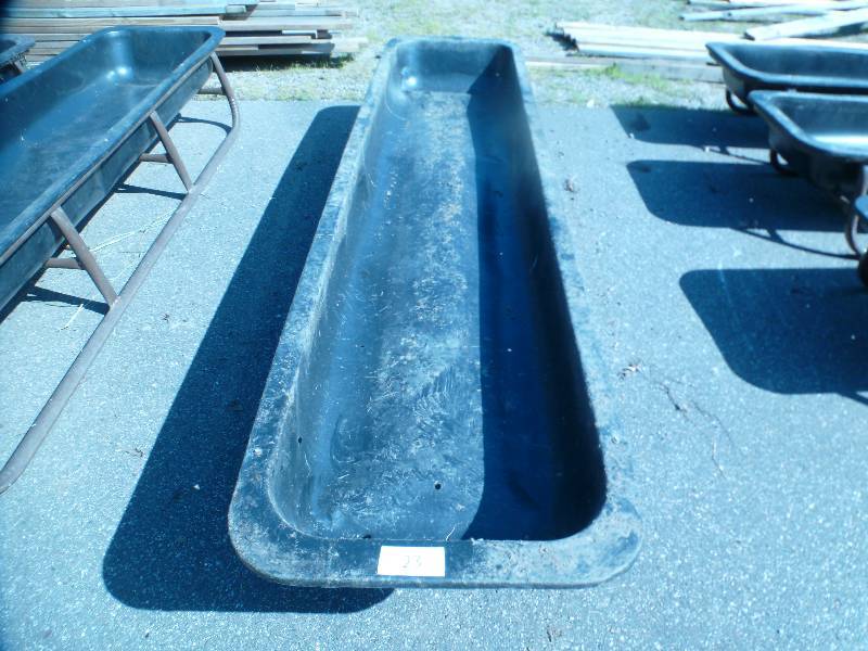 lot 23 image: 10 Bunk Feeder
