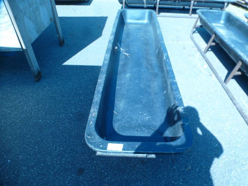 lot 24 image: 10 Bunk Feeder
