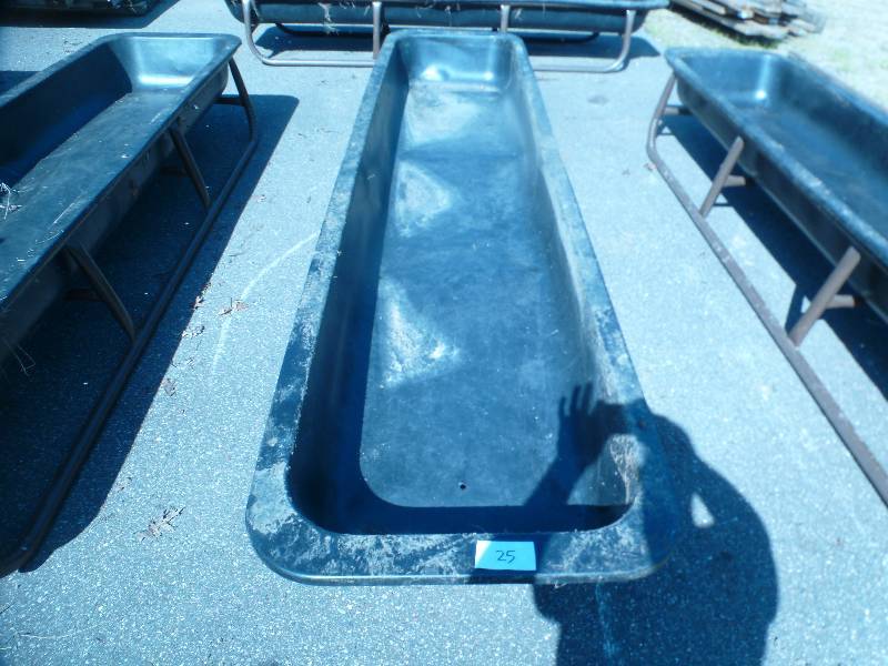 lot 25 image: 10 Bunk Feeder