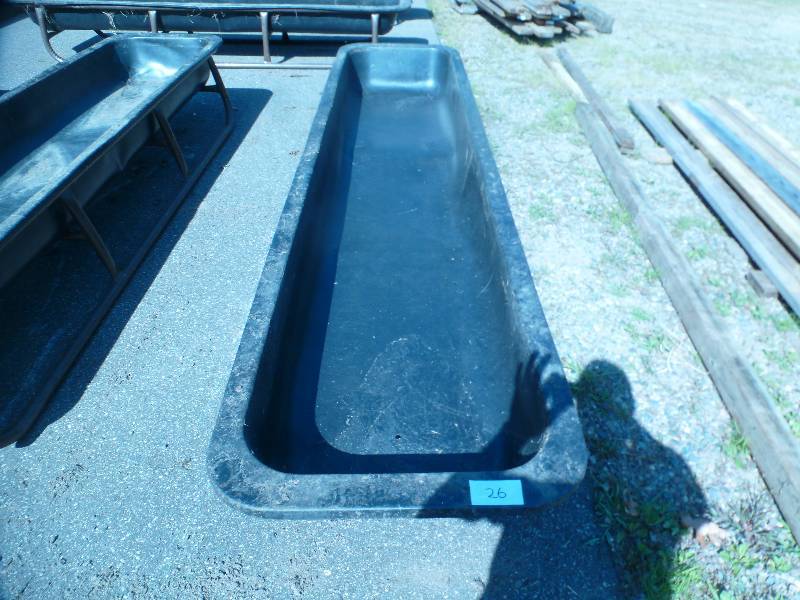 lot 26 image: 10 Bunk Feeder