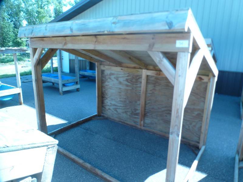 lot 34 image: 5x8 Custom Animal Shelter Heavy Duty