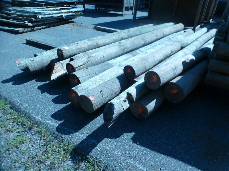 lot 40 image: Bundle of 13-14 Treated Corner Posts (17 Pieces)