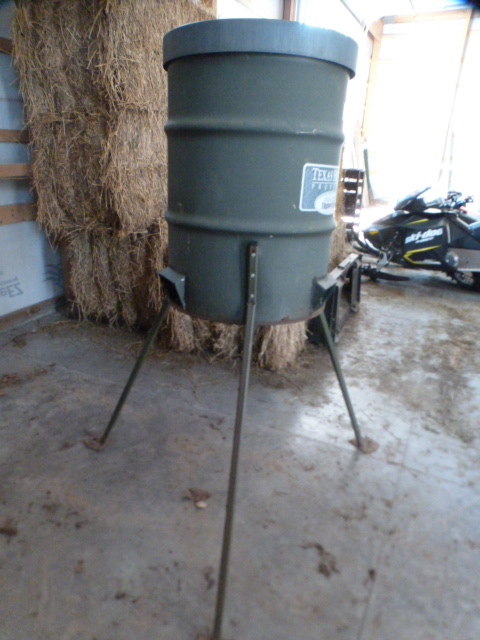 lot 62 image: Tri-pod Deer Feeder