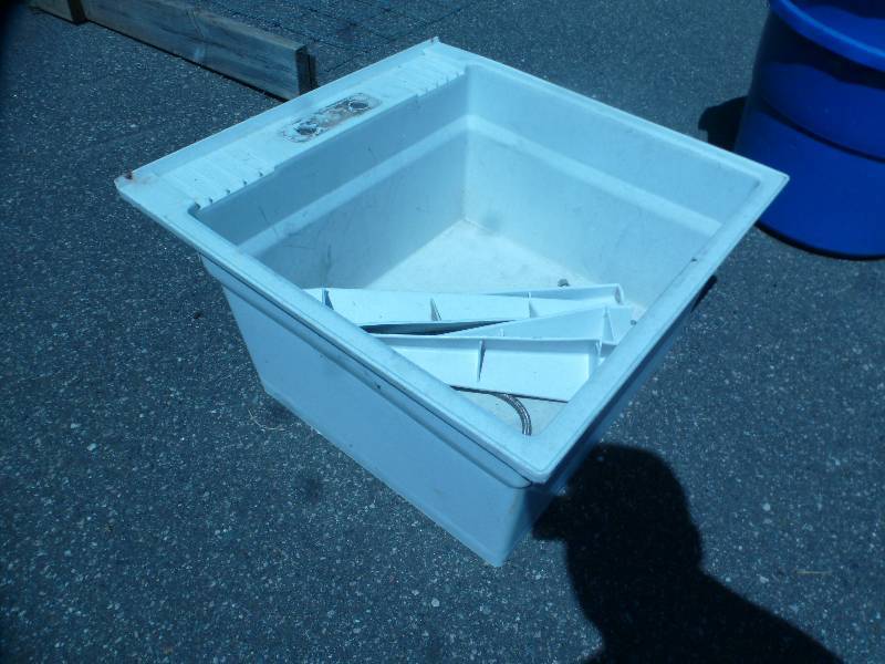 lot 73 image: 24 Utilty or Laundry Sink