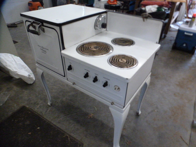 lot 82 image: Antique GE 1924 Hot Point Electric Stove