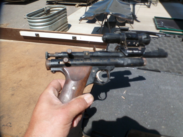 lot 85 image: Pneu-Dart CO2 Pistol wLazer