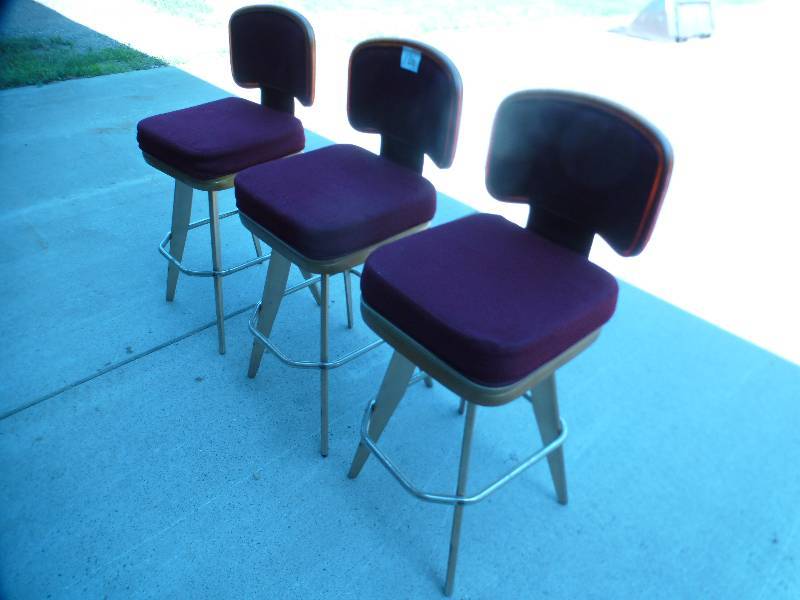 lot 126 image: Bar Stool Set - 3 Total