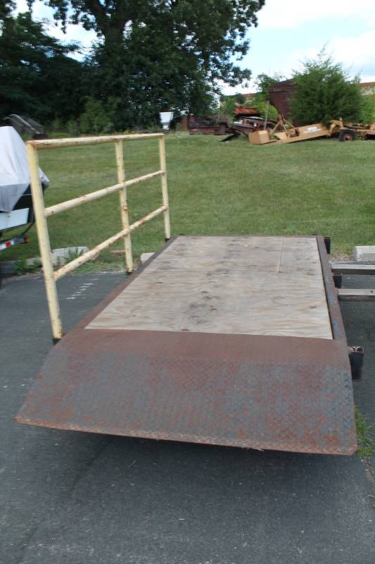 lot 10 image: Heavy Duty Portable Loading Dock