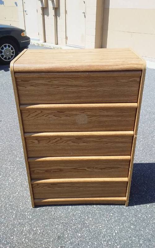 lot 10 image: 5-Drawer Chest 30x18x45 Palliser Furn. Co.