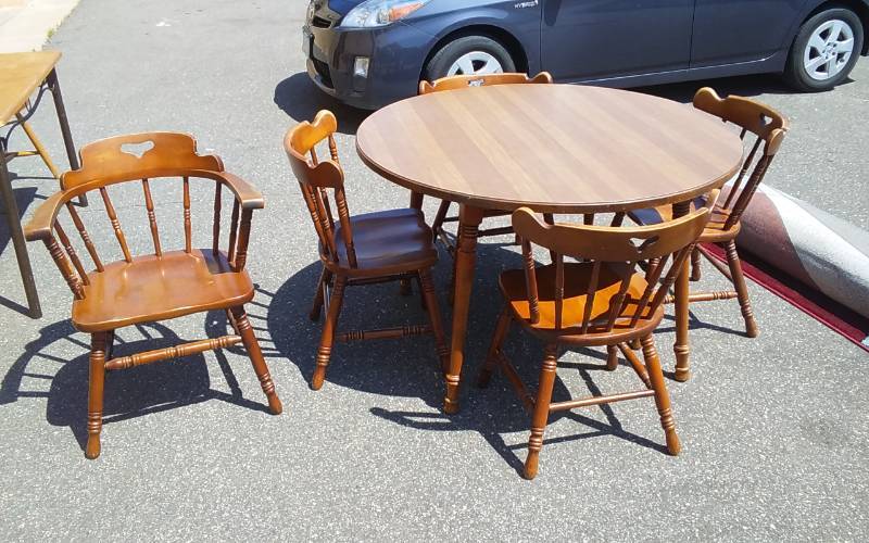 48 Round Table With 5 Chairs 1 Standard 1 With Arms Tell City
