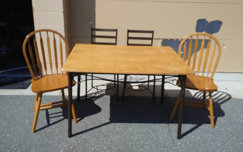 lot 21 image: Metal Leg Dining Table 48x36 With 2-Metal Chairs & 2-Wood Chairs