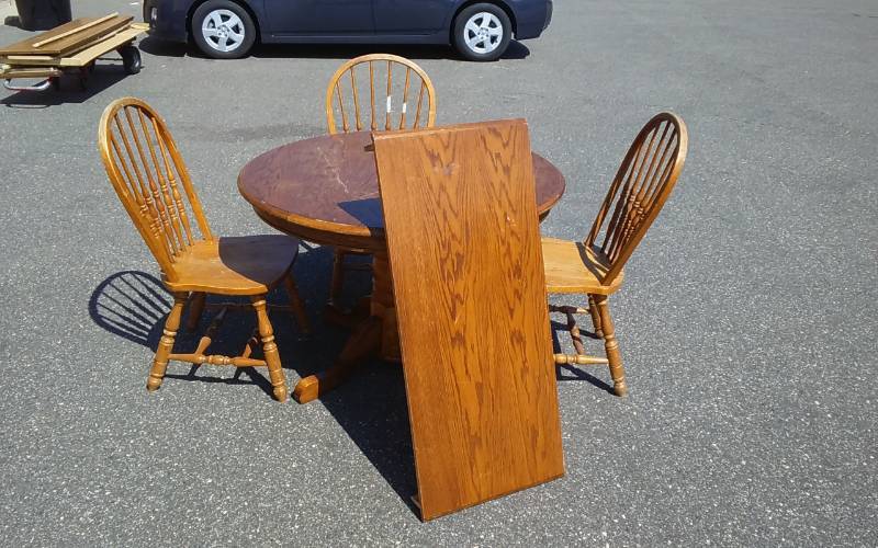 lot 23 image: 42 Round Pedestal Table With 5 Bow Back Chairs & 18 Leaf By Virginia House Furniture