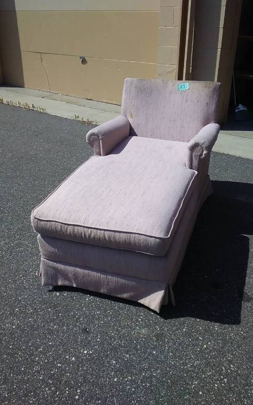 lot 27 image: Chase ChairFainting Couch 56 Long