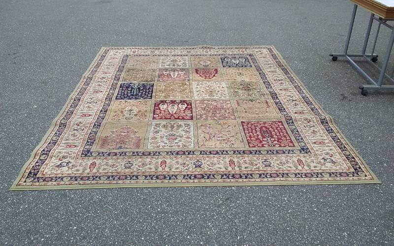 lot 30 image: Large Area Rug 10x8