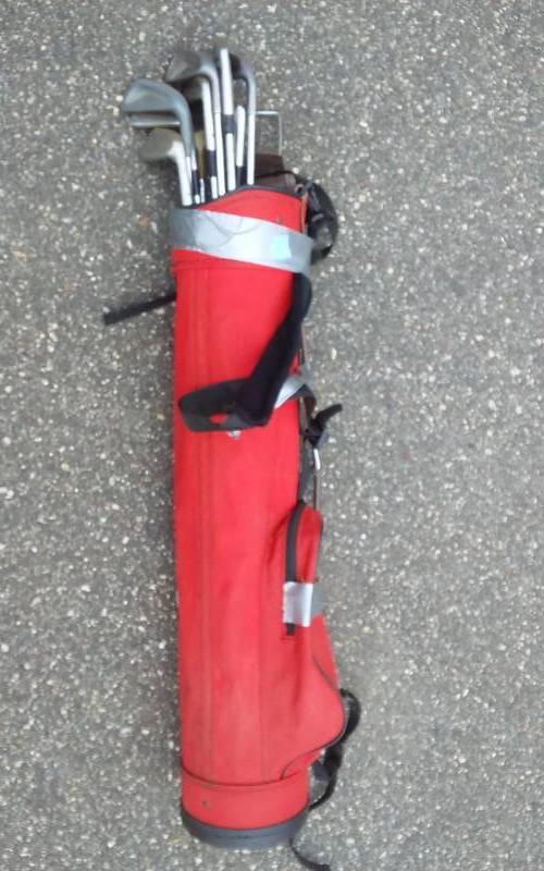 lot 37 image: Junior Size Golf Clubs With Red Golf Bag
