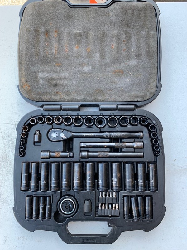 lot 6 image: Husky 60-Piece 14 and 38 Drive Universal Mechanics Tool Set