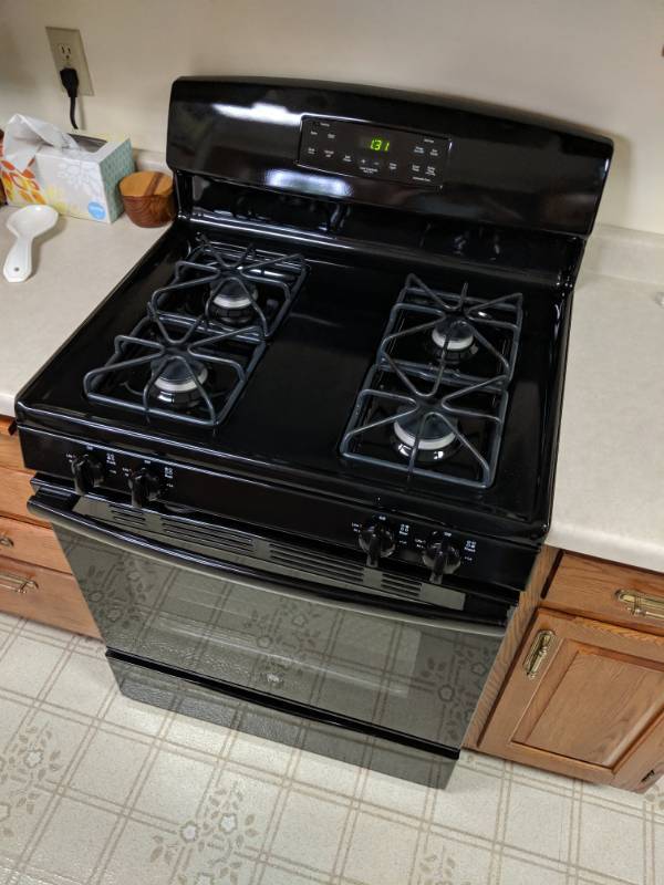 lot 9 image: General Electric Gas Range