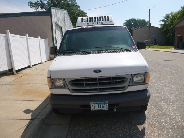 lot 5 image: 2002 Ford E-350 Van