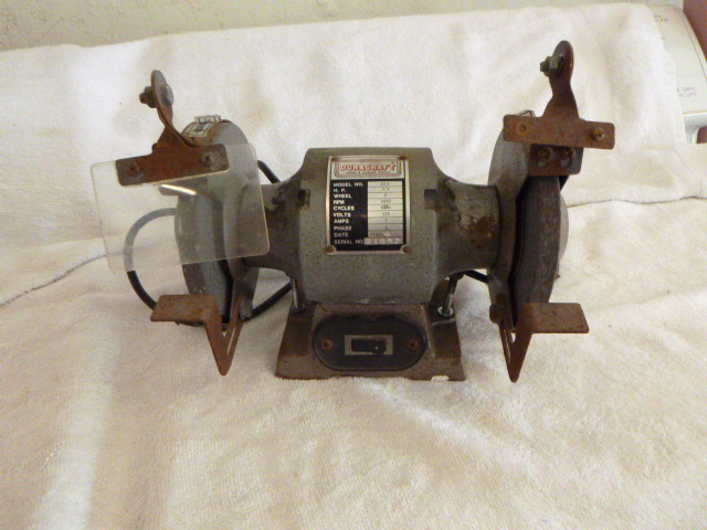 lot 19 image: Duracraft Bench Grinder