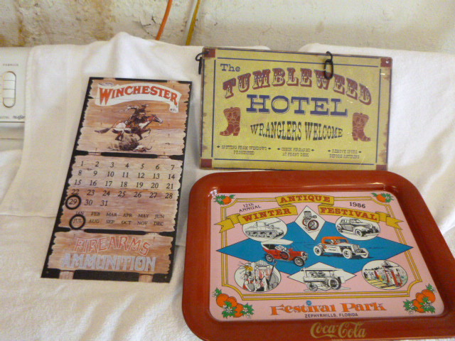 lot 50 image: Decorative Tin Signs and Tray