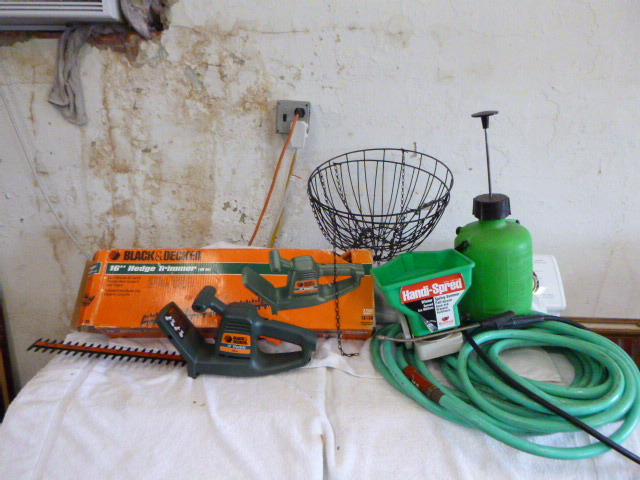 lot 92 image: Garden Items