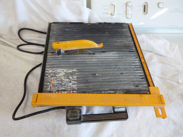 lot 105 image: Plasplugs 4 Tile Saw