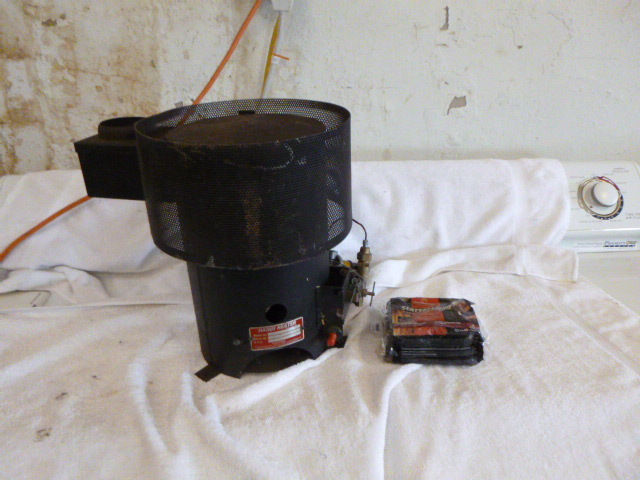 lot 107 image: Handi Heater Fish House Heater
