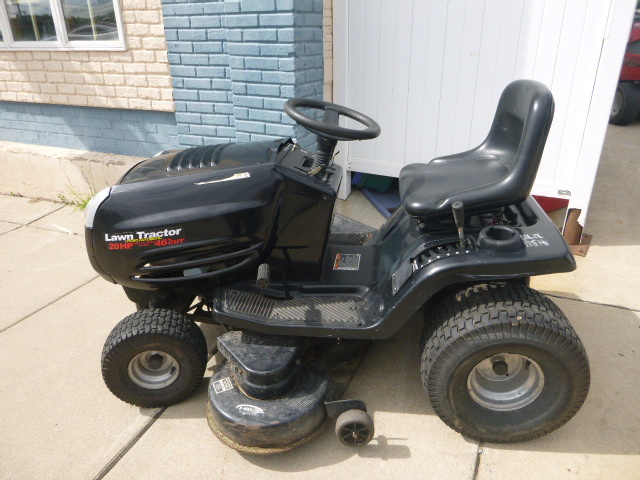 lot 2 image: Lawn Tractor Riding Lawn Mower