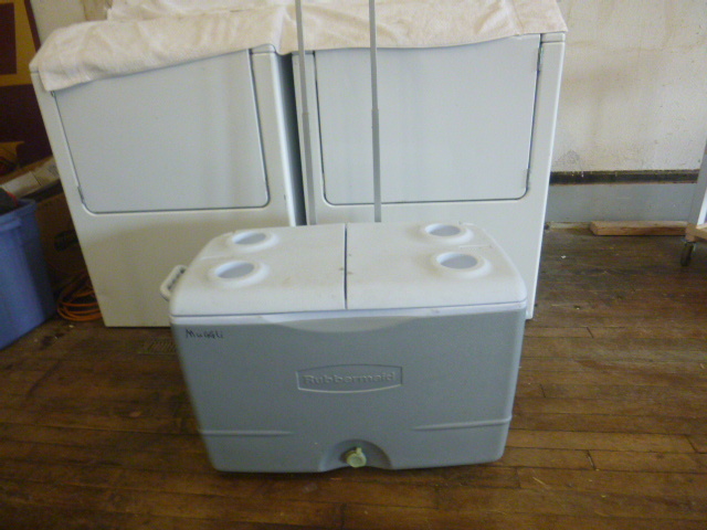 lot 144 image: Rubbermaid Cooler