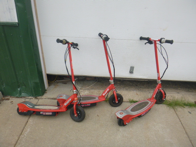 lot 148 image: 3 RazorE100 Scooters