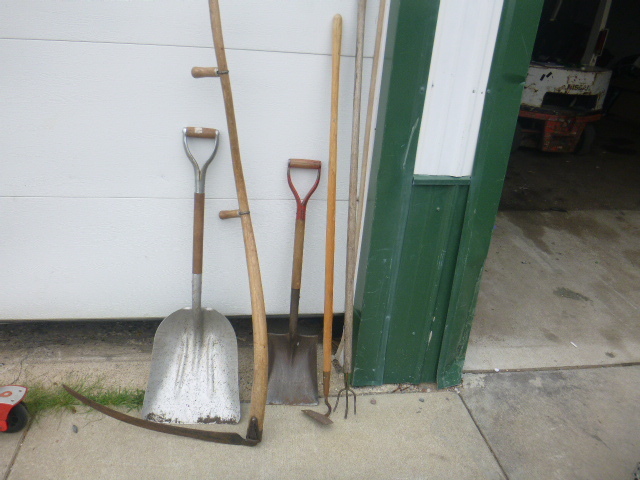 lot 150 image: Garden Tools