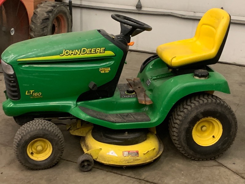 lot 4 image: John Deere LT160 Lawn Tractor