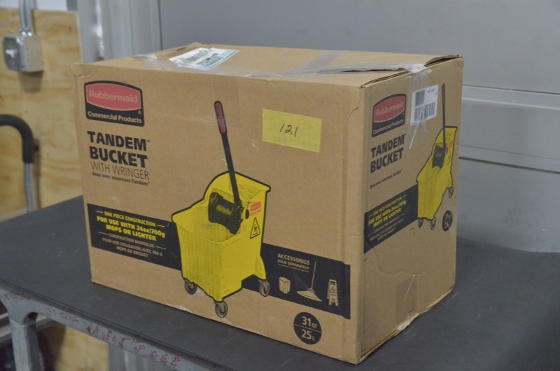 lot 121 image: Rubbermaid Commercial 31 Qt. Tandem Mop Bucket