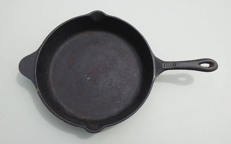 lot 12 image: HEUCK Classics 12-Inch Cast Iron Skillet