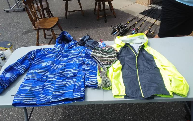 lot 18 image: Columbia Youth Jacket Size L 1416, GAP Windbreaker Size XXL