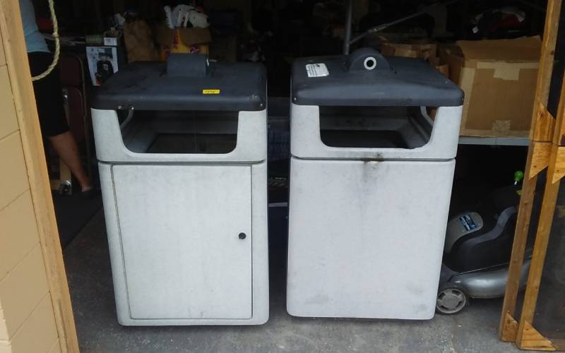 lot 44 image: 2-Extra Large Commercial Grade Garbage Cans 26x26x45