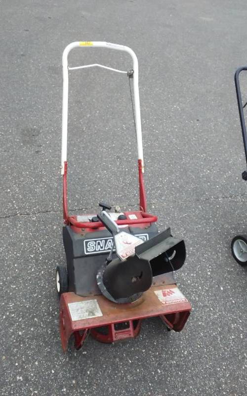 lot 46 image: Snapper 2-Cycle Snow Blower