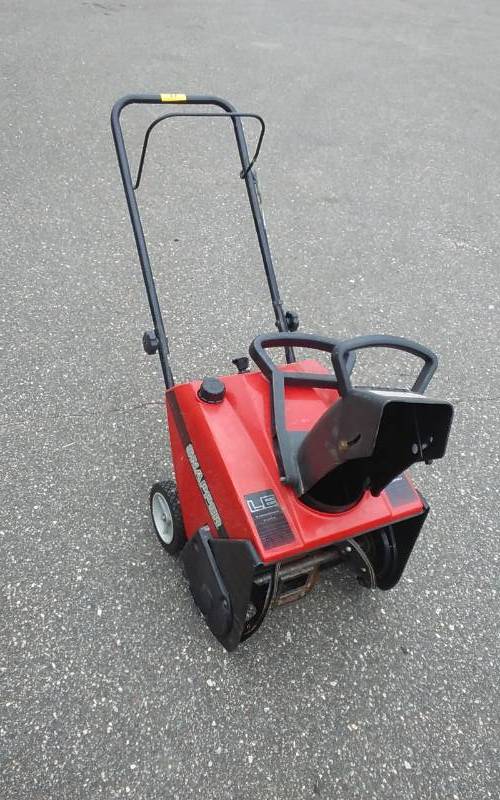 lot 47 image: Snapper 3-HP 2-Cycle Snowblower