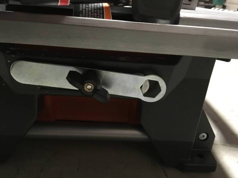 lot 20 image: RIDGID 6.5 Amp Corded 7 in. Table Top Wet Tile Saw in very good condition