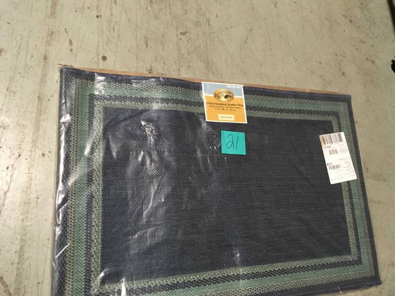 lot 21 image: HAMPTON BAY INDOOROUTDDOR SCATTER RUG not used