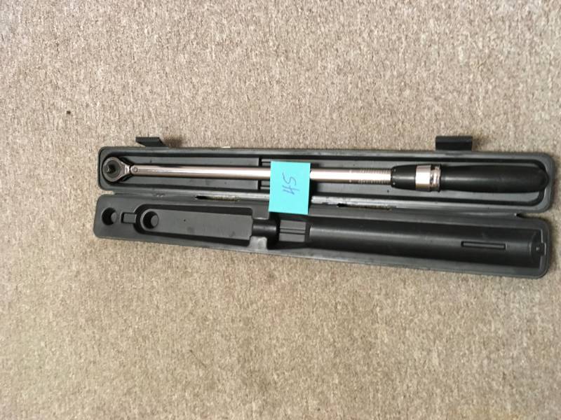 lot 45 image: Husky 50-250 ft. lbs. 12 in. Drive Torque Wrench in good condition