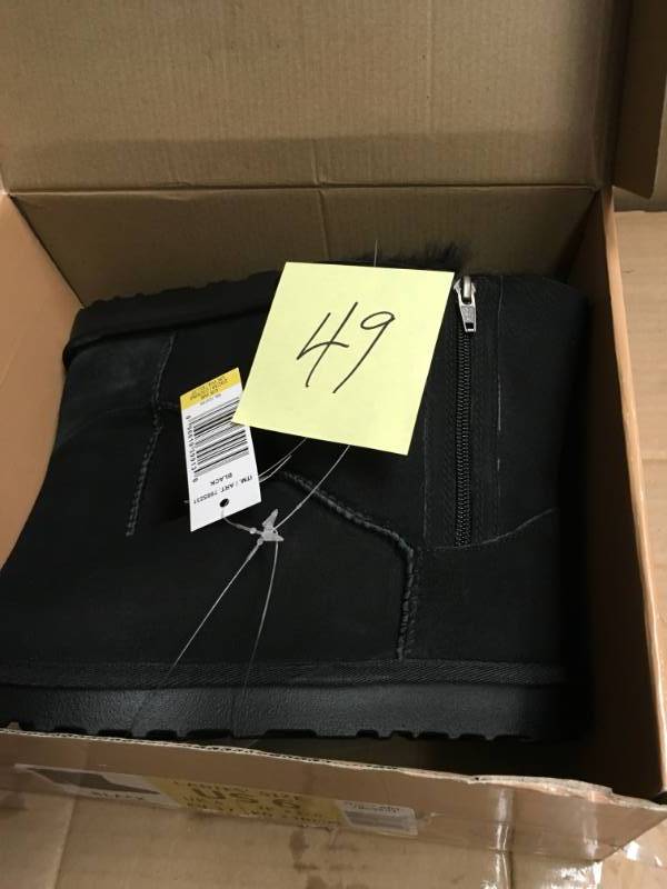 lot 49 image: Kirkland Signature Womens Shearling Black Zipper Boots Size 6 noit used