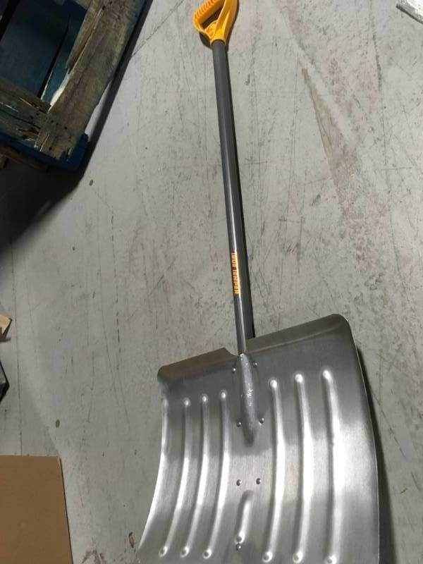 lot 77 image: True Temper 1641000 18 Inch D Handle Aluminum Snow Shovel not used