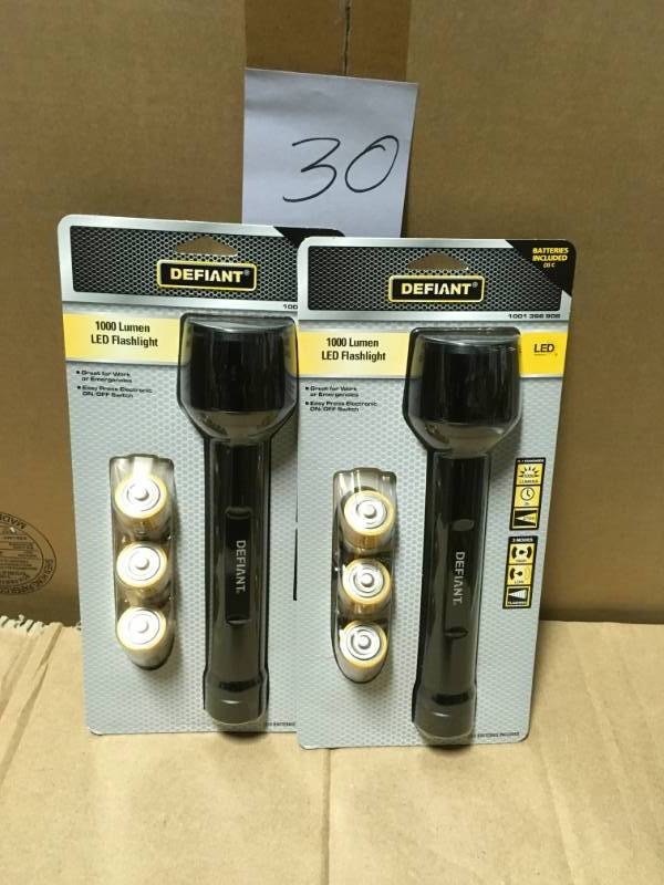 Defiant 1000-Lumen LED Flashlight in good condition